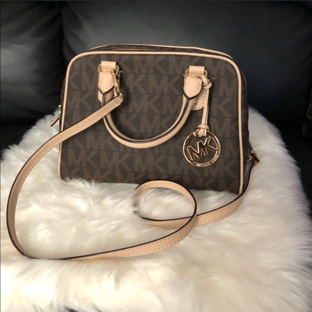 Like new Michael Kors bodybag/handbag